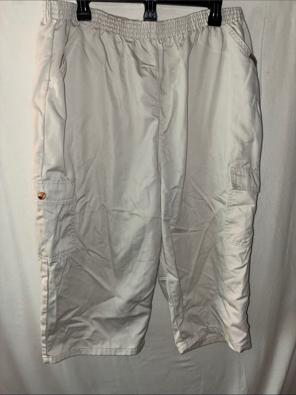 chic off white capris